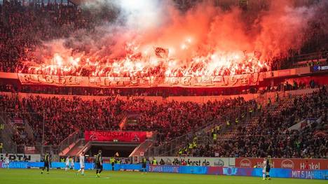 Kölner Fans zündeten beim Derby in Düsseldorf ausgiebig Pyrotechnik