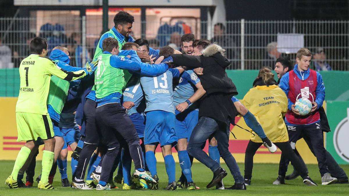 Was für eine Sensation! Viertligist FC Astoria Walldorf kegelt Bundesligist Darmstadt 98 mit 1:0 aus dem Pokal. Die Elf von Trainer Norbert Meier blamiert sich bis auf die Knochen. Der Jubel bei Waldorf kennt hinterher natürlich keine Grenzen