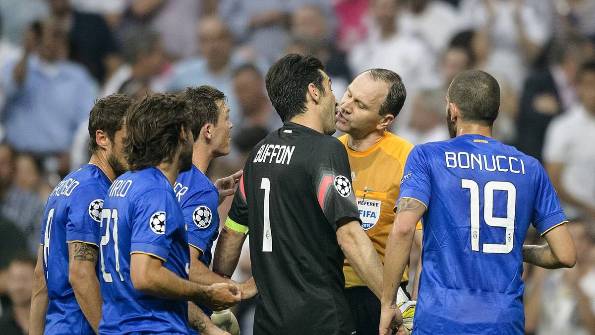 Dann plötzlich Aufregung im Strafraum von Juventus. Reals James Rodriguez ist zu Fall gekommen, Schiedsrichter Jonas Eriksson hat auf den Punkt gezeigt. Den Elfmeter kann man geben, muss man aber nicht. Die Proteste bringen aber wie immer nichts