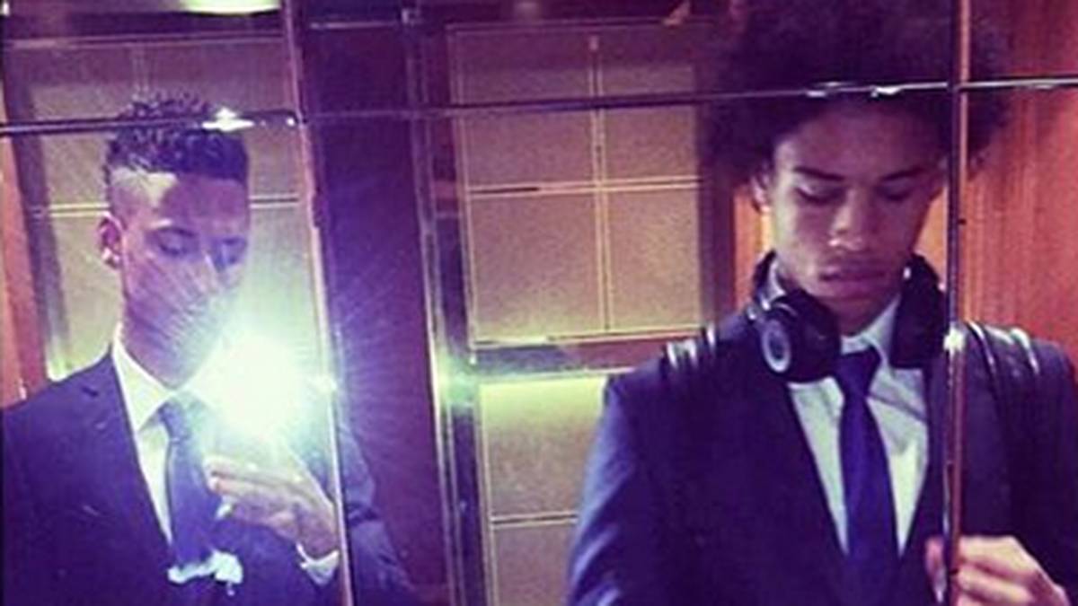 Einer seiner besten Freunde bei Schalke: Thilo Kehrer, der inzwischen ebenfalls im Profiteam den Durchbruch geschafft hat. Im Anzug machen beide eine gute Figur