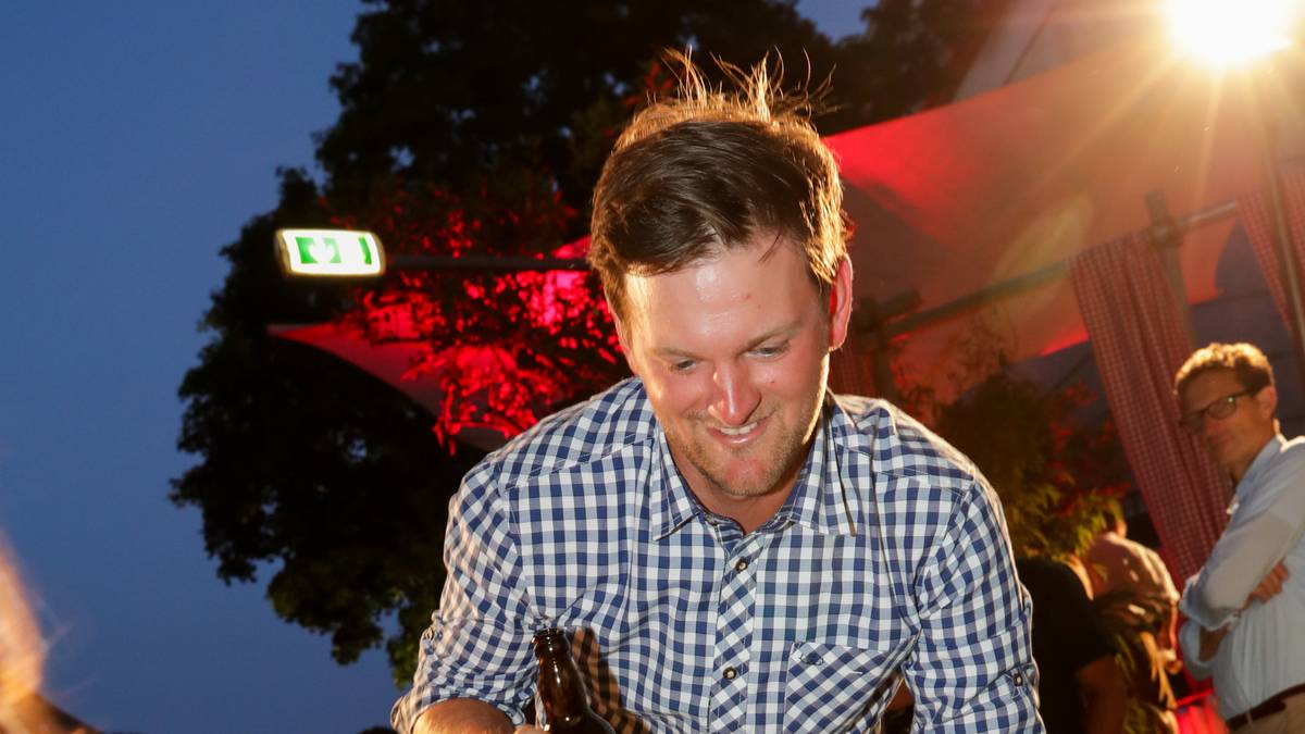 Bernd Wiesberger beweist Multitasking-Fähigkeiten. Mit der einen Hand fleißig am Sägen, während die andere die Bierflasche fest im Griff hat