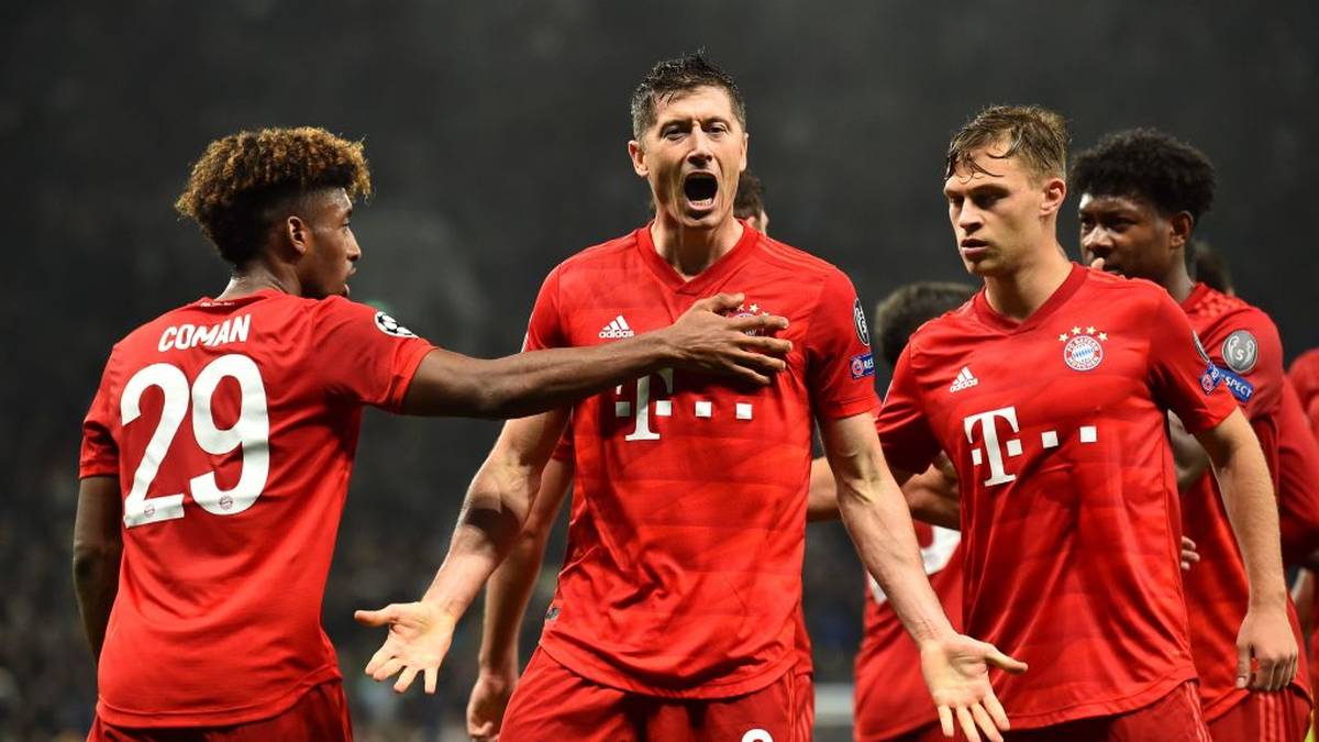 Robert Lewandowski jubelt für den FC Bayern mit seinen Teamkollegen