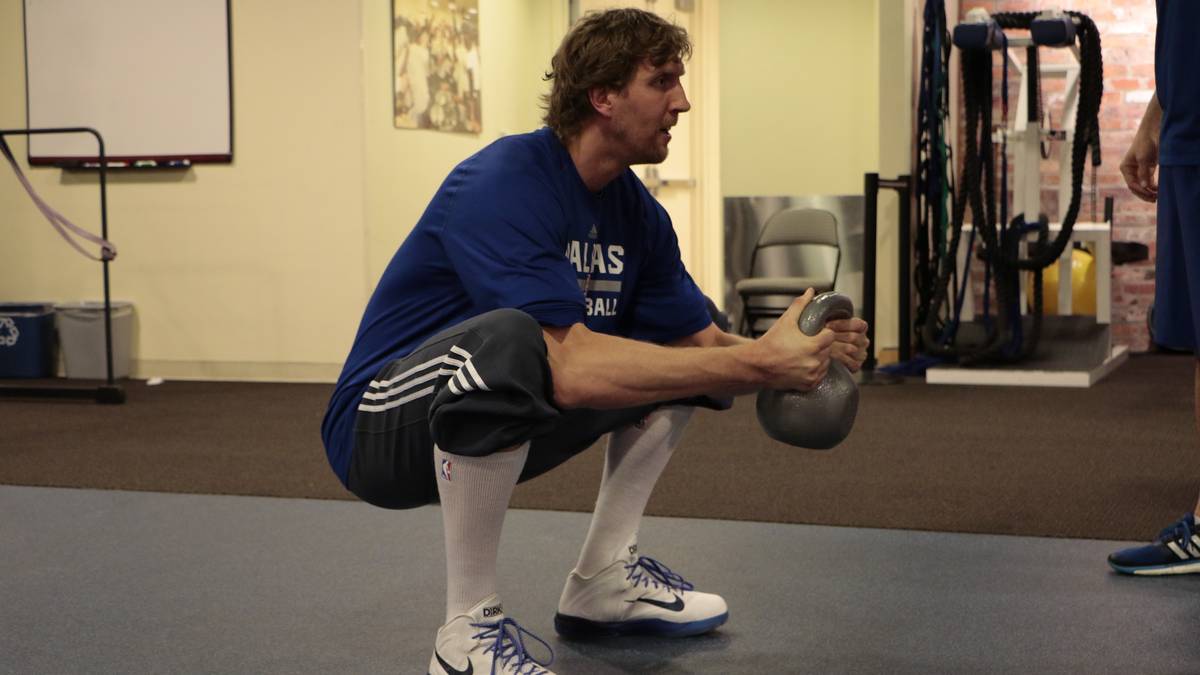 Dirk Nowitzki (Power Forward) - Vertrag: bis 2017, Gehalt (15/16): 8,3 Millionen Dollar - Der große Blonde hat nach der Saison klar gestellt, dass er nicht mehr die erste Geige Spielen muss. Nach Jordans Rückzieher muss Nowitzki aber weiter Schwerstarbeit leisten - und das mit einer EM in den Knochen