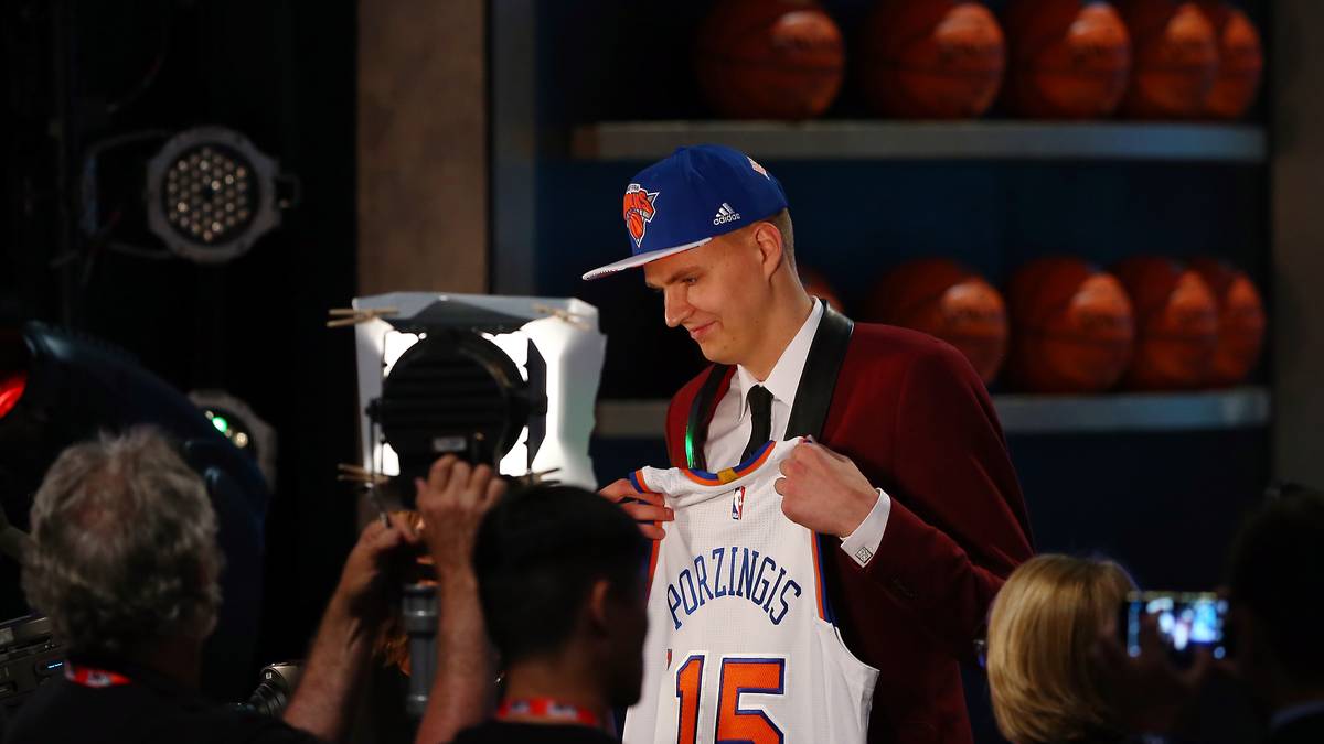 4. NEW YORK KNICKS  - Kristaps Porzingis (Power Forward; Lettland/Baloncesto Sevilla; 19): Der Hype um den Letten erreichte pünktlich zum Draft seinen Höhepunkt. Der vierte Pick ist die Folge. Seine 2,16 Meter und die exzellente Wurftechnik überzeugen Phil Jackson. Schnelle Beine und die Fähigkeit den Ball ohne größere Unfälle zu Dribbeln runden das vielversprechende Paket ab. Bei der Physis muss Porzingis noch zulegen, aber das ist als Europäer mit 19 Jahren keine so große Überraschung. Die Fans der Knicks reagieren allerdings mal wieder alles andere als begeistert über die Wahl. Es bleibt zu hoffen, dass Porzingis eine faire Chance erhält. NBA-Vergleich: Pau Gasol/Andrea Bargnani