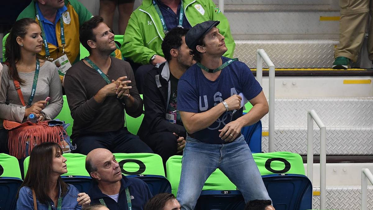 Er fiebert mit für die amerikanischen Schwimmer. Schauspieler Matthew McConaughey ist schon outfitmäßig Teil des "Team USA"