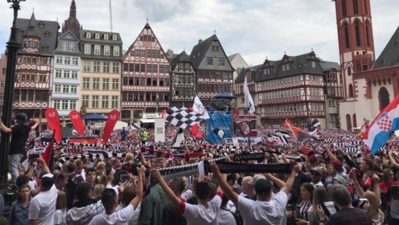 SPORT1-Reporter Thorsten Siegmund ist vor Ort am Frankfurter Römer