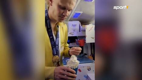 Während die Feierlichkeiten bei Manchester City in vollem Gange sind, gönnt sich Erling Haaland eine Pause beim Eiswagen. Dort bereitet sich der Superstar sein Eis selbst zu.