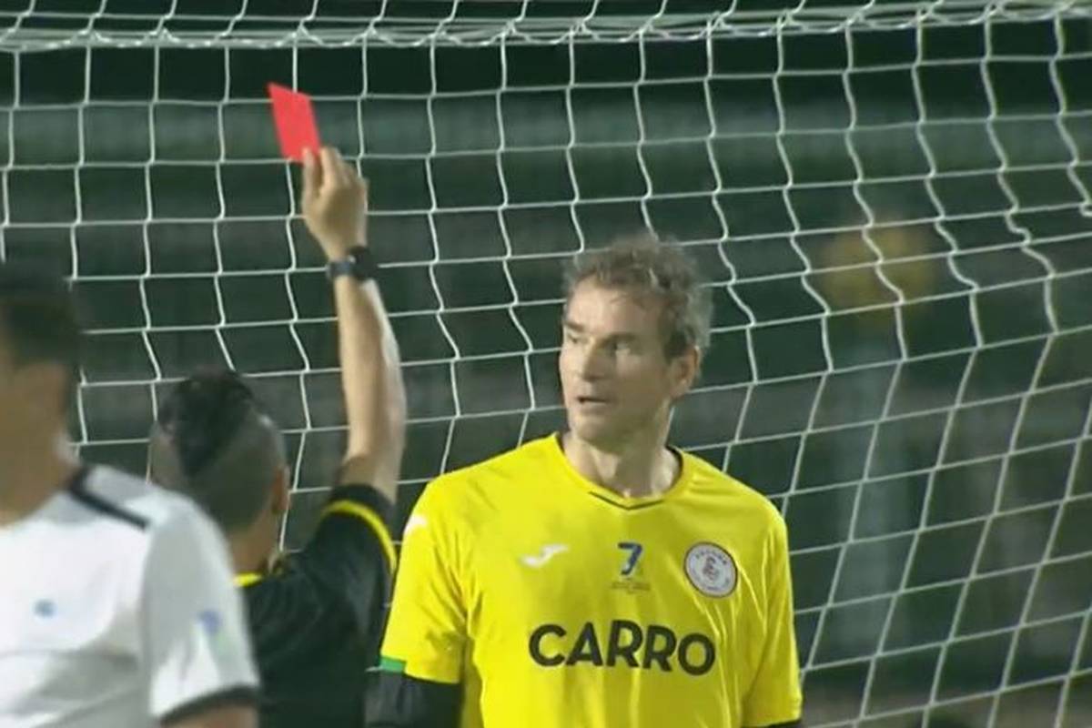 Jens Lehmann fliegt bei einem Einladungsturnier in Hongkong nach einem Rüpel-Foul mit glatt Rot vom Platz.