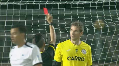 Jens Lehmann fliegt bei einem Einladungsturnier in Hongkong nach einem Rüpel-Foul mit glatt Rot vom Platz.