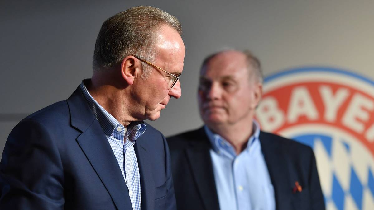 19. OKTOBER: Der legendäre Rundumschlag der Bayern-Bosse. In ihrer außerplanmäßig angesetzten Pressekonferenz gehen sie frontal die Medien an und verteidigen die zuvor kritisierten Nationalspieler - wie Manuel Neuer oder Mats Hummels. Bemerkenswert: Weder Rummenigge noch Hoeneß verlieren kaum ein Wort über ihren Cheftrainer, der ebenfalls in der Kritik steht.