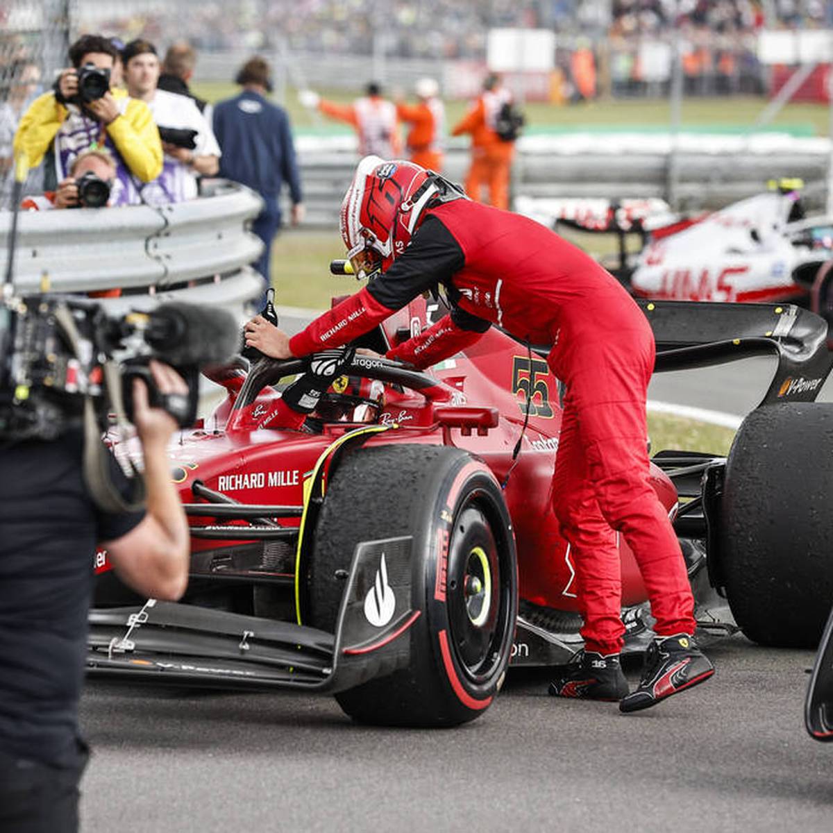 Carlos Sainz fährt in Silverstone zum Triumph, den Doppelsieg verpasst Ferrari dennoch. Die SPORT1-Experten Christian Danner und Ralf Bach kritisieren das italienische Team deutlich.