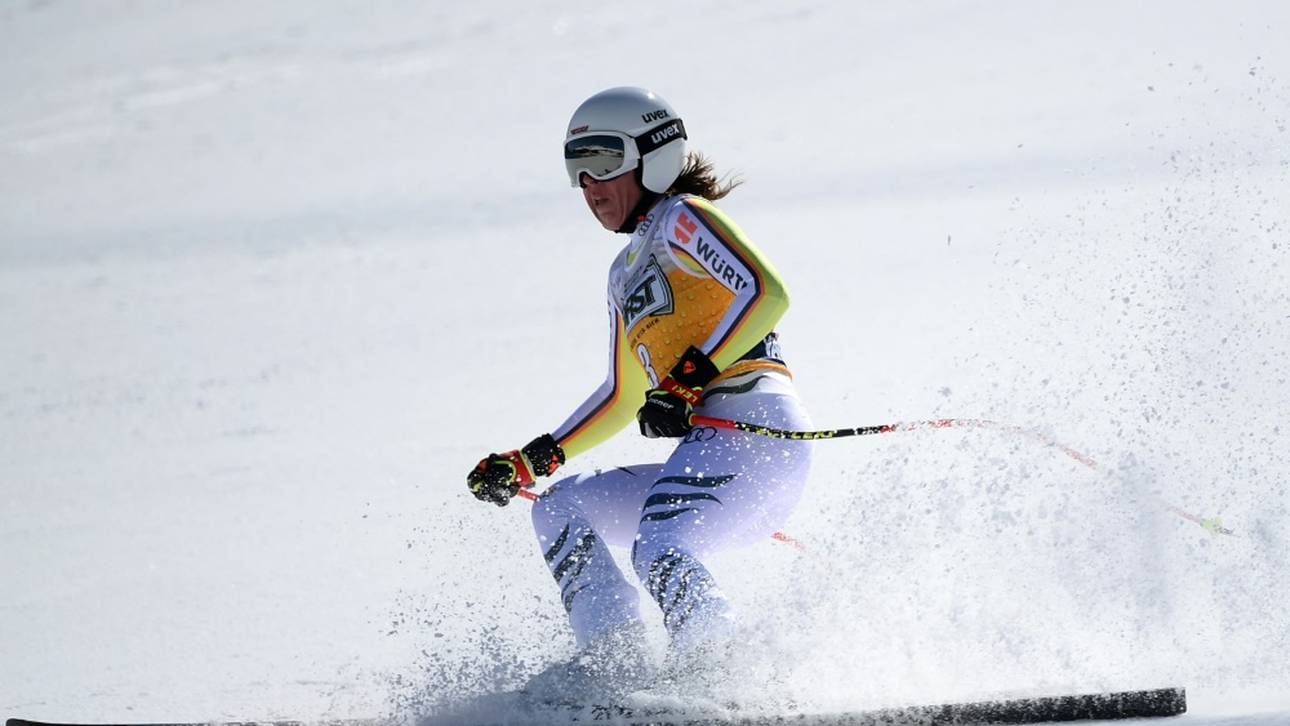 Weidle rast knapp am Podest vorbei