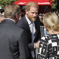 Prinz Harry und der Boris Pistorius duellieren sich an der Torwand. Nachdem der deutsche Verteidigungsminister gewinnt, bringt ihn Harry als Nachfolger von Hansi Flick ins Gespräch.