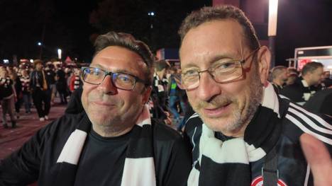 Nach dem 5:1-Kantersieg in der Champions League gegen Galatasaray Istanbul feiern die Fans von Eintracht Frankfurt ihre Mannschaft.