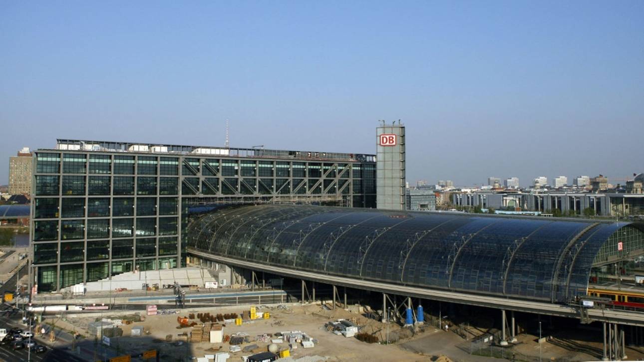 „Germany United“-Kampagne der Sporthilfe: Berliner Hauptbahnhof beleuchtet