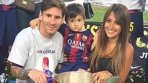 Messi und seine Lieben und der große Pott - seine argentinische Lebensgefährtin Antonella Roccuzzo strahlt da auch 