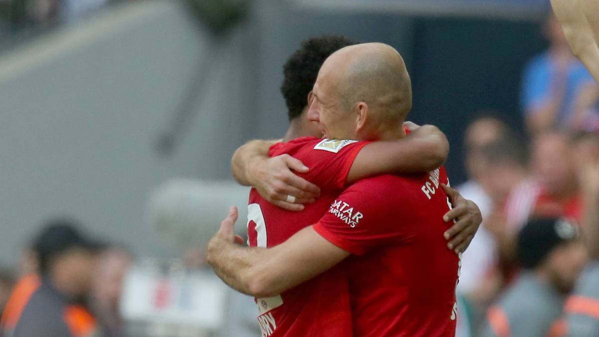 Kaum sind die Tränen getrocknet, ist erneut Zeit für große Emotionen. Nach einem Foul an Ribéry ist die Zeit für Mr. Wembley gekommen. Sein Nachfolger Serge Gnabry räumt das Feld, Robben animiert die ohnehin stehenden Fans gestenreich zu mehr Lärm