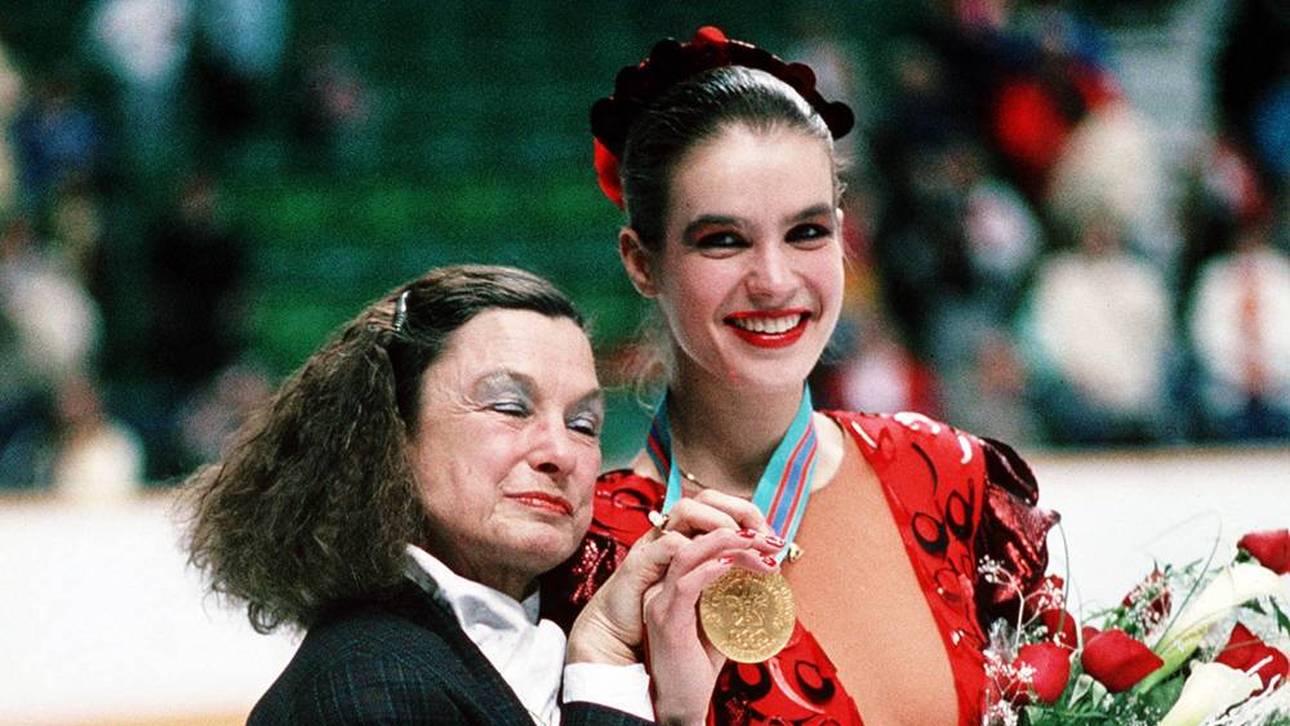 Katarina Witt (re.) posiert nach ihrem Olympiasieg 1988 in Calgary mit ihrer Trainerin Jutta Müller