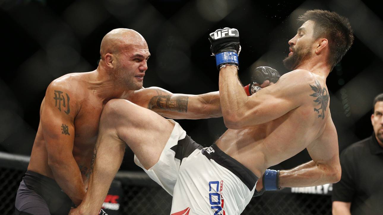 Carlos Condit (r.) bearbeitet seinen Gegner mit dem Knie