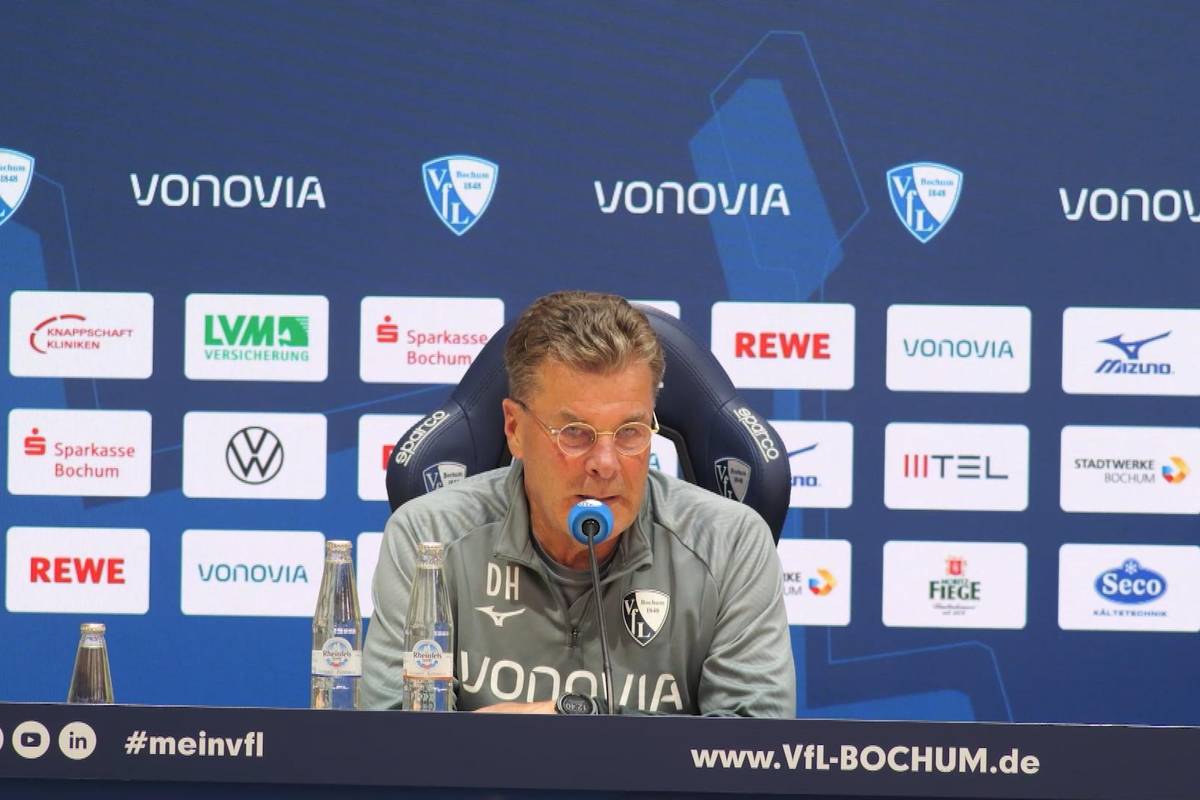 Dieter Hecking scherzt auf der Pressekonferenz über die Kaderpläne des VfL Bochum nach dem Abstieg aus der Bundesliga.
