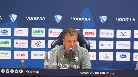 Dieter Hecking scherzt auf der Pressekonferenz über die Kaderpläne des VfL Bochum nach dem Abstieg aus der Bundesliga.
