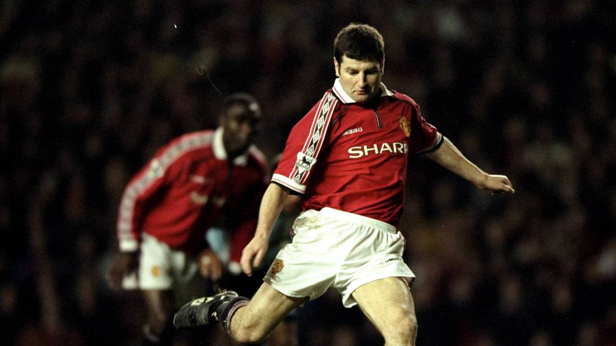 DENIS IRWIN: Der Ire kam etwas mehr herum als Neville, er stand aber auch von 1990 bis 2002 insgesamt zwölf Jahre in Manchester unter Vertrag. In 424 Spielen gelangen dem linken Verteidiger immerhin 27 Tore