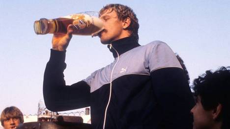 Olympiateilnehmer Erhard Wunderlich (TSV Milbertshofen BR Deutschland) trinkt Bier des Brauhauses Tegernsee