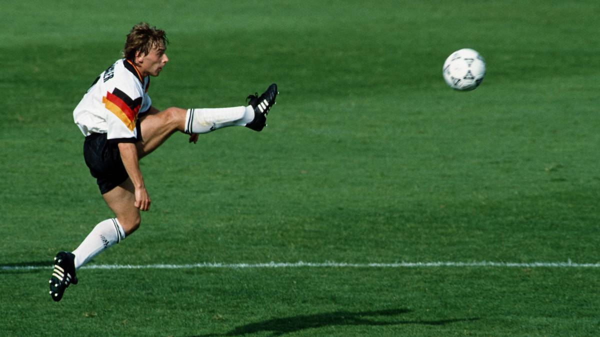 1992:THOMAS HÄSLER: Ein Jahr später wird Thomas Häßler vom AS Rom vor allem wegen seiner starken Leistung bei der EM, bei der Deutschland im Finale Dänemark unterliegt, ausgezeichnet. Der Weltmeister von 1990 triumphiert zum zweiten Mal nach 1989 - damals noch in Diensten des 1. FC Köln