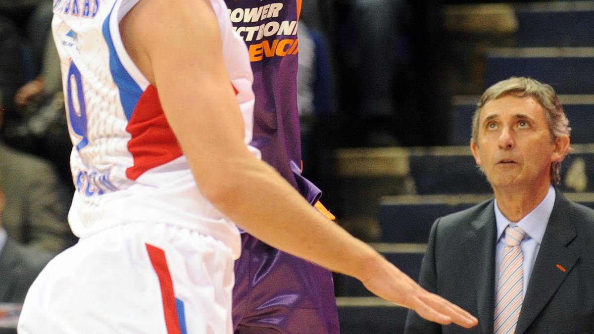 Pesic wird zum Wandervogel. Er trainiert Lottomatica Rom (2004–2006), Akasvayu Girona (2006/07), Dynamo Moskau (2007/08), Roter Stern Belgrad (2008/09 und 2011/2012) und Power Eletronis Valencia (2010/2011)