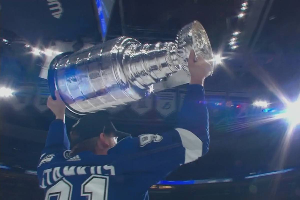 Tampa Bay Lightning macht vor heimischer Kulisse die Final-Serie zu und gewinnt zum zweiten Mal in Folge den Stanley Cup.