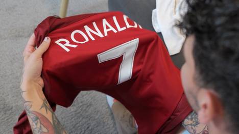 Nils Scheidle ist bekennender CR7-Fan und leidenschaftlicher Trikotsammler. SPORT1-Reporter Lukas Rott besuchte den Edelfan in seiner Heimat.