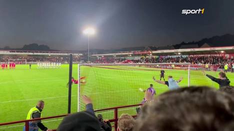 Im Carabao Cup zwischen Accrington Stanley und Bradford City kommt es zum Elfmeter-Fehlschuss des Jahres und geht jetzt viral.