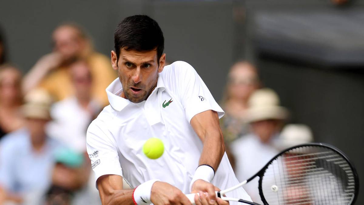 Das Match an der legendären Church Road in London wogt hin und her. Djokovic gewinnt von den ersten drei Sätzen zwei - allerdings jweils nur im Tiebreak. Federer schlägt im vierten Satz zurück