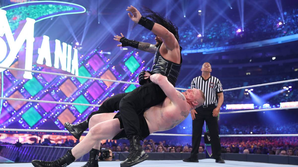 Die WWE-Topstars Brock Lesnar (u.) und Roman Reigns sind momentan nur bei RAW zu sehen