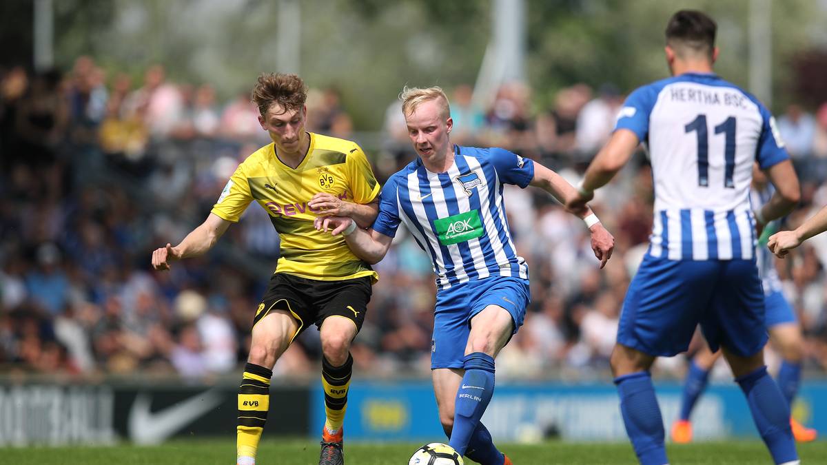 Sein Debüt für die erste Mannschaft feierte Jastrzembski im DFB-Pokal gegen Eintracht Braunschweig. Er bereitete nach seiner Einwechslung den Siegtreffer durch Vedad Ibisevic vor. In der Bundesliga kam er bisher in drei Spielen zum Einsatz