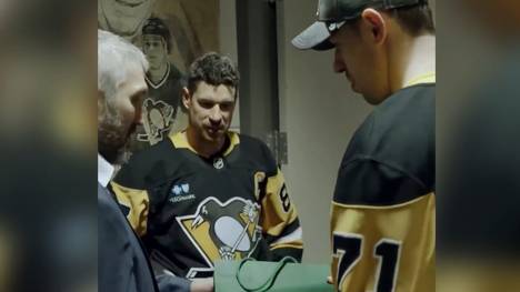 Erst im April wurde Alex Ovechkin zum neuen NHL-Rekordtorschützen. Ein Rekord, der auch die Konkurrenz zum Staunen bringt - der Caps-Star veröffentlicht nun ein Video, auf dem ihm von Sidney Crosby und Evgeni Malkin nach seinem Rekord eine Rolex geschenkt wird. 
