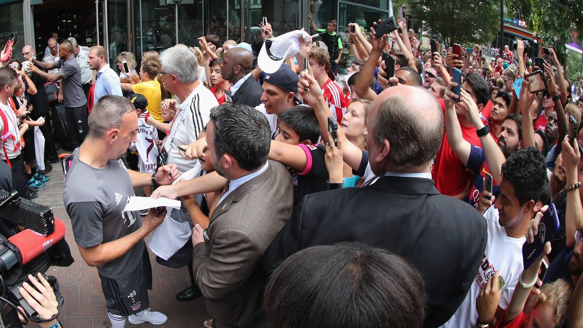 Die Bayern machen sich vom Teamhotel aus auf den Weg zum zweiten Spiel beim ICC gegen Inter Mailand. Franck Ribery und Co. kämpfen sich durchs Gedränge