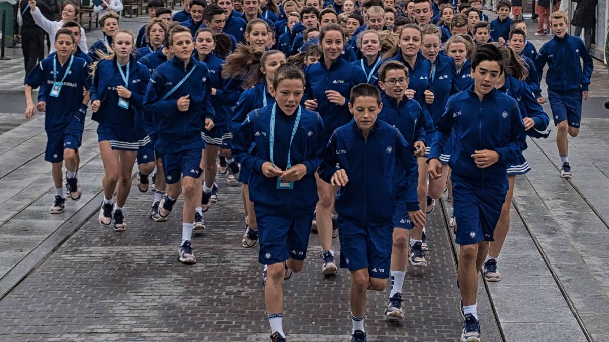 Nur die Harten kommen in den Garten - diese Ballkinder treffen sich bereits am frühen Morgen zu gemeinsamen Aufwärmübungen