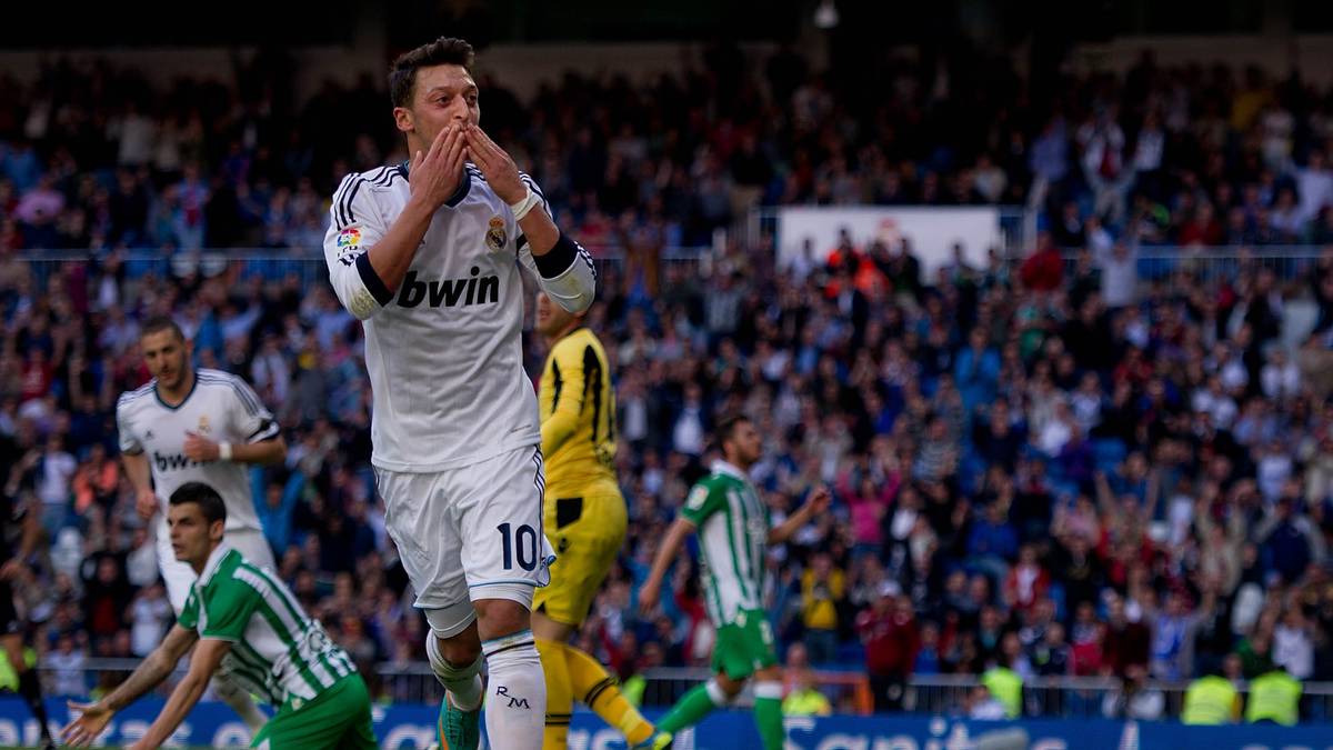 Der zweitbeste Deutsche in der ewigen Torschützenliste ist Mesut Özil mit 27 Toren