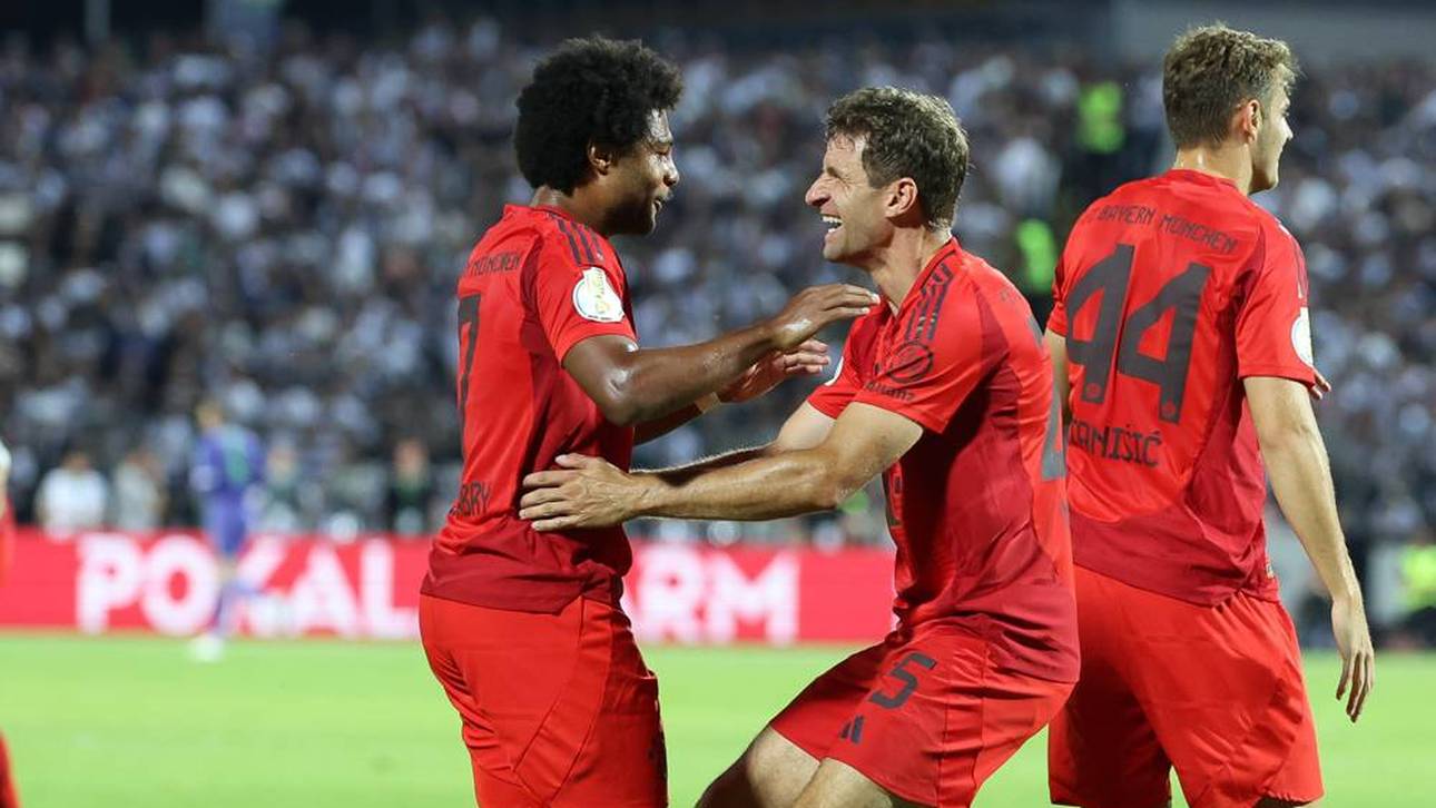 Serge Gnabry und Thomas Müller bejubeln den Treffer zum 2:0