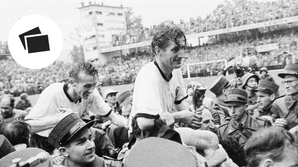 1954 gewinnt die deutsche Fußball-Nationalmannschaft um Spielführer Fritz Walter (r., dahinter Horst Eckel) erstmals die Weltmeisterschaft
