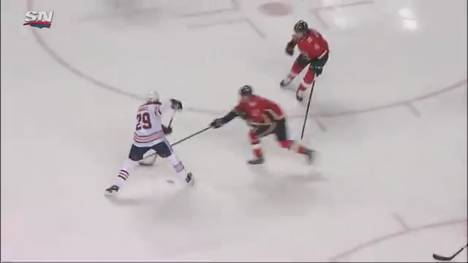 Deutsche Traum-Kombination: Leon Draisaitl bedient beim 7:3-Sieg der Oilers über Calgary seinen Landsmann Dominik Kahun per Traumvorlage.