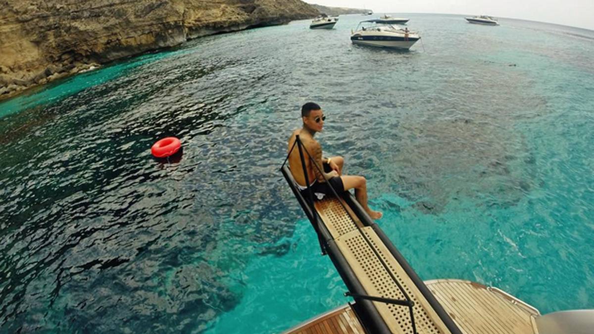 Gregory van der Wiel genießt eine beneidenswerte Aussicht. Die Arbeit scheint für den niederländischen Außenverteidiger von Paris St. Germain zumindest weit weg
