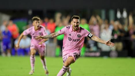 Superstar Lionel Messi setzt bei Inter Miami direkt ein Ausrufezeichen. Bei seinem Debüt schießt er die Amerikaner in der 94. Minute per Freistoß zum Sieg.