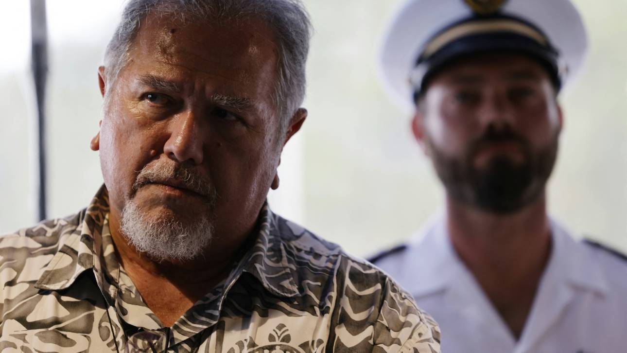 Tahitianer gegen Aluminiumturm im Meer