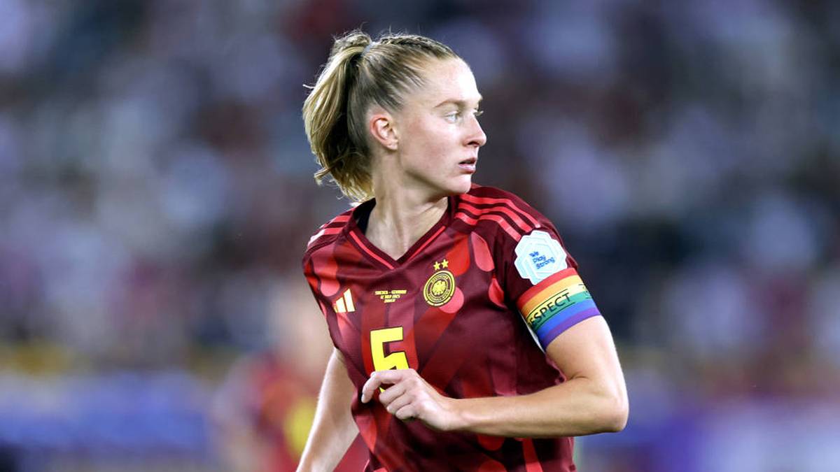 Die deutsche Vizekapitänin, Janina Minge, ist seit der Verletzung von Gwinn die Chefin auf dem Rasen und ausgebildete Polizistin. Die Süddeutsche Zeitung bezeichnete sie deshalb als „Deutschlands torgefährlichste Polizistin”. 