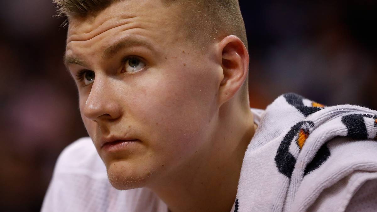 Kristaps Porzingis galt lange Zeit als Anwärter für die Auszeichnung. Zunächst von den Fans ausgebuht, strafte der Power Forward seine Kritiker schnell Lügen. Doch aufgrund einer mäßigen zweiten Saisonhälfte reichte es für den Letten nur zum zweiten Platz  (363 Punkte)