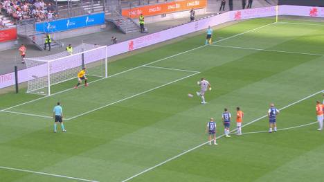 Mick Schumacher kann auch Fußball spielen: Der Formel-1-Pilot hat beim Benefizspiel „Champions for Charity“ drei Tore erzielt.