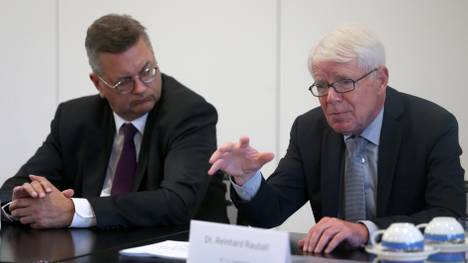 DFB-Präsident Reinhard Grindel im Austausch mit Liga-Boss Reinhard Rauball