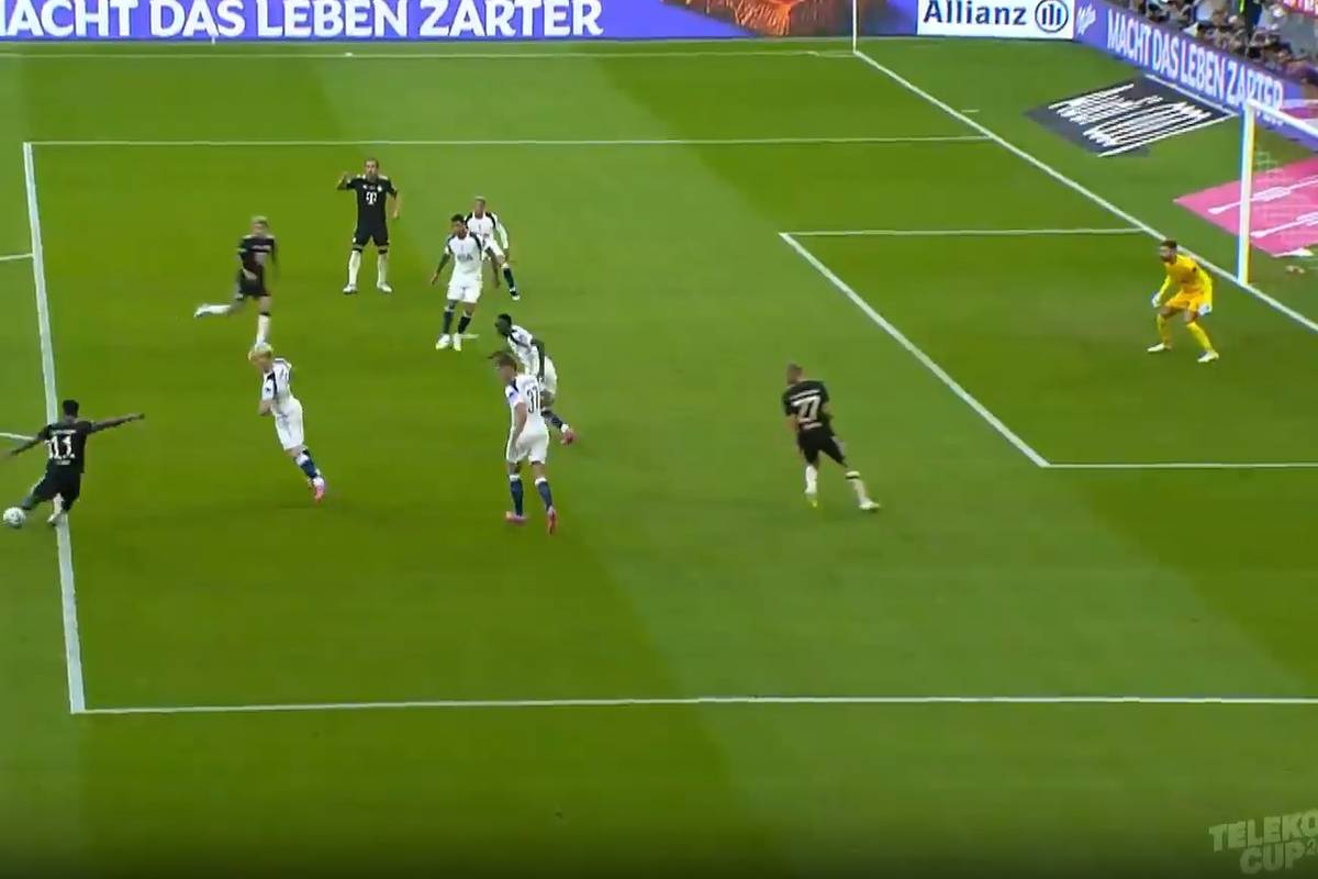 Was für ein Tor! Kingsley Coman eröffnet den Torreigen für den FC Bayern. Der Franzose macht es sehenswert mit einem Distanzschuss und lässt bei den Fans Erinnerungen an Arjen Robben aufleben. Der Telekom Cup 2025 live und kostenlos bei Magenta Sport.